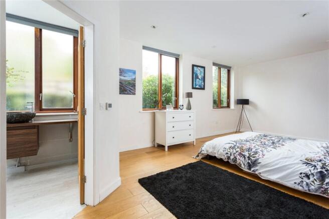 4 bed Detached for sale Image 10