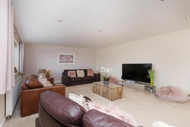 4 bed Detached for sale Image 9