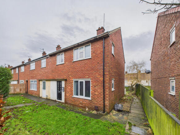Three bedroom end terrace house - For sale by auc