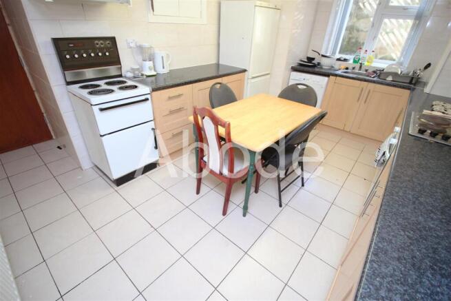 7 bed House to rent Image 4