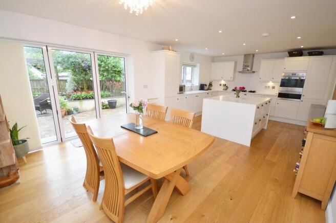 KITCHEN/DINING ROOM