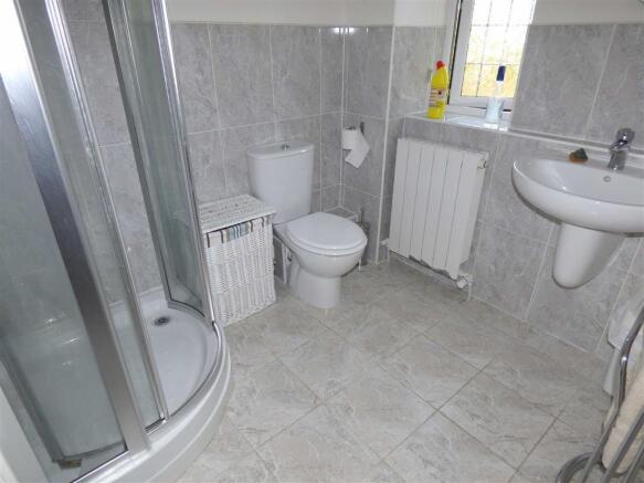 EN-SUITE SHOWER ROOM