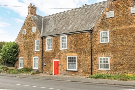 Characterful Cottage in Setchey Set in 0.2 Acres (STMS)