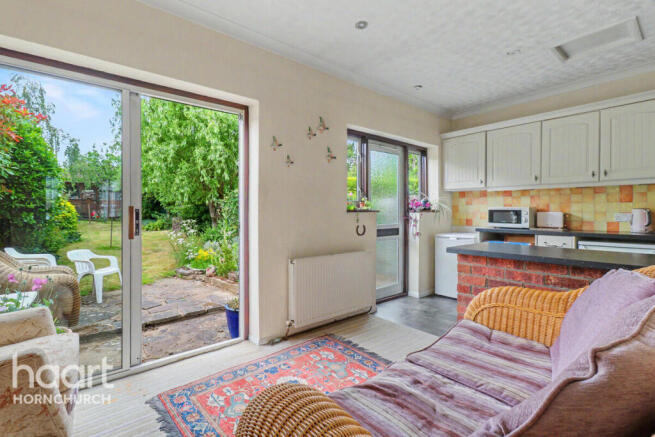 Lyndhurst Drive, Hornchurch photo 4