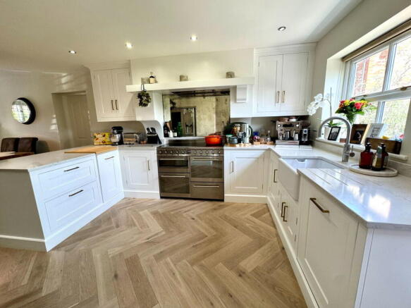 4 bed Detached for sale Image 9