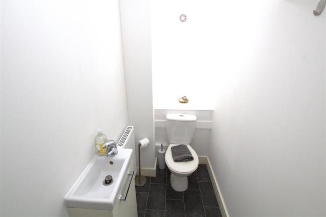 2 bed Apartment to rent Image 5