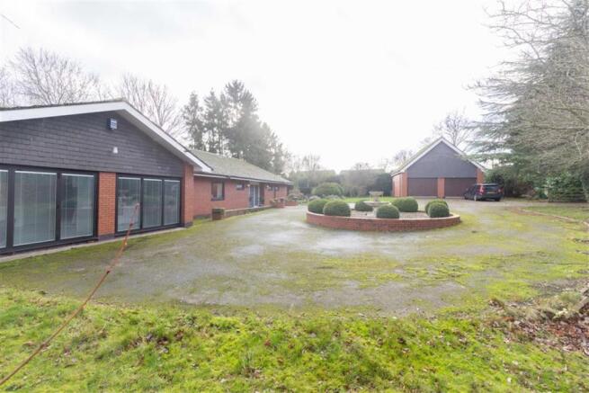 GARAGE & DRIVEWAY