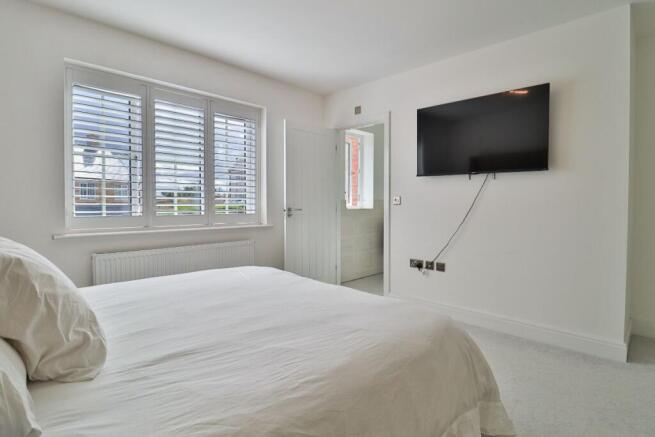 5 bed Detached for sale Image 8