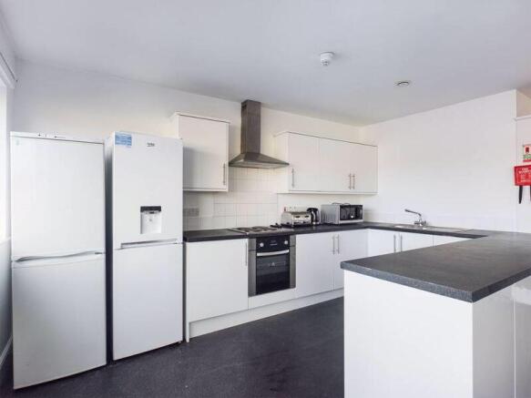 6 bed Apartment to rent Image 5