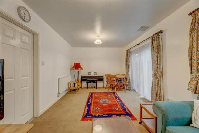 4 Arden Close Interior 06.jpg
