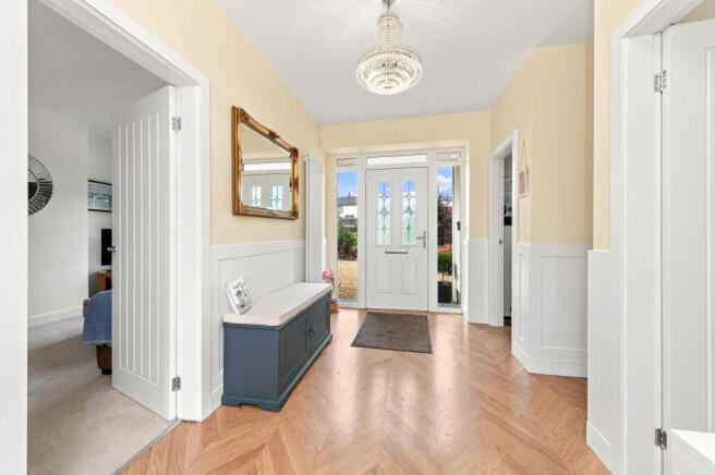 5 bed Detached for sale Image 4