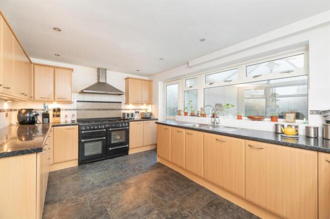 5 bed Semi-Detached for sale Image 4