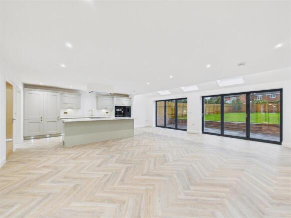 5 bed Detached for sale Image 10