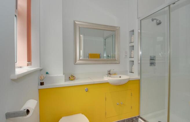 EN-SUITE SHOWER ROOM