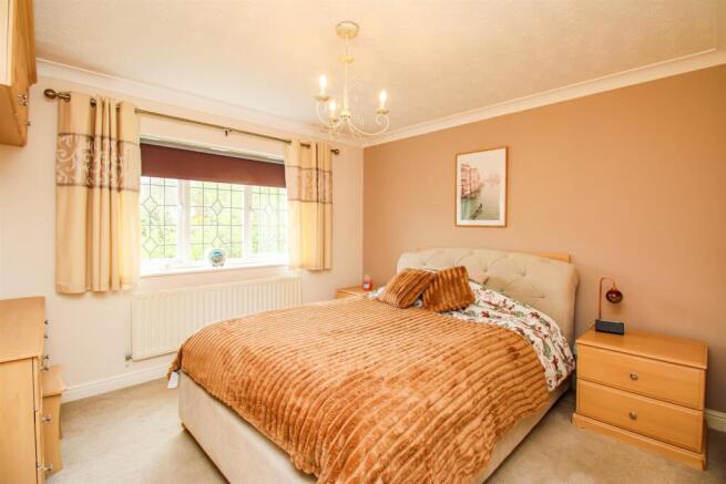 4 bed Detached for sale Image 12