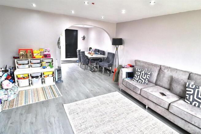 OPEN PLAN LOUNGE/DINING ROOM