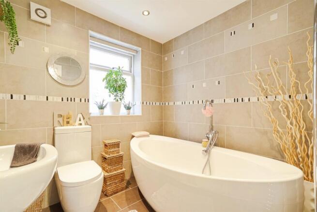 6 bed Detached for sale Image 9