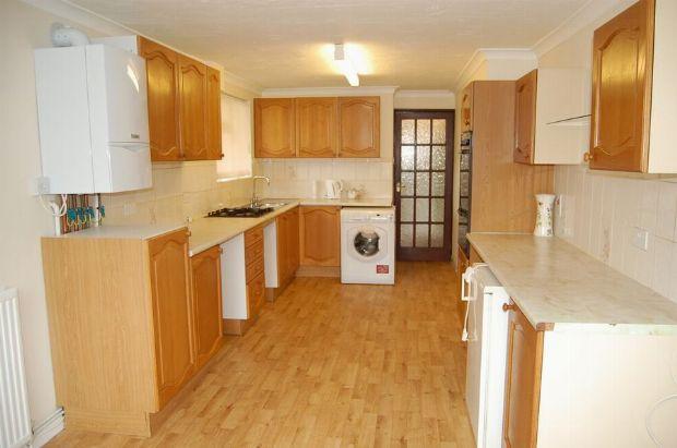 KITCHEN / DINING ROOM