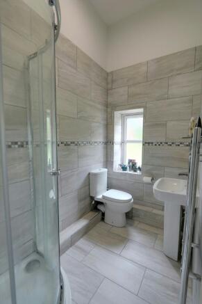 Master en-suite......