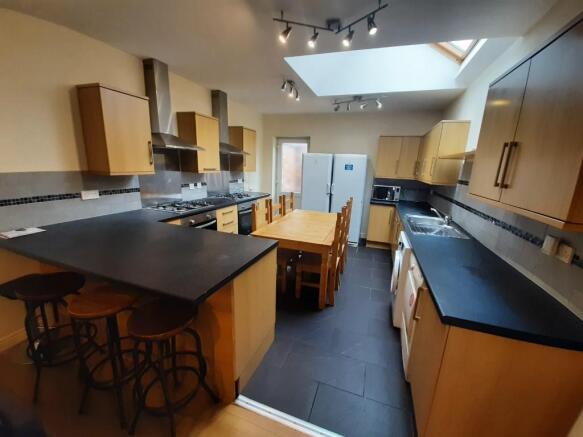 8 bed Terraced to rent Image 4
