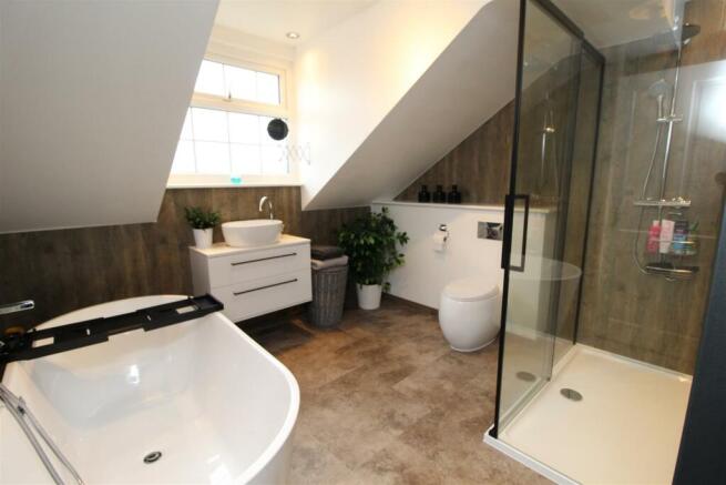 HOUSE BATHROOM / W.C.