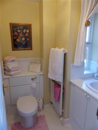 EN-SUITE SHOWER ROOM