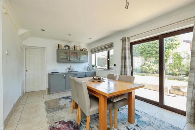 5 bed Detached for sale Image 8
