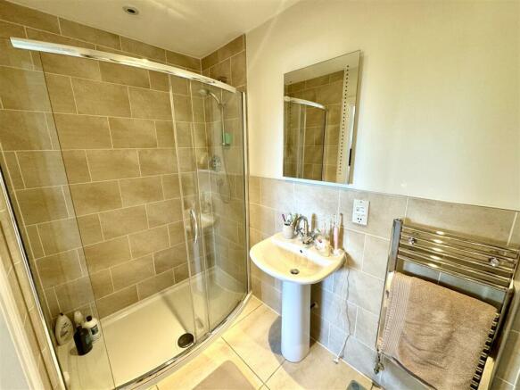 EN-SUITE SHOWER ROOM