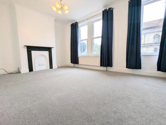 4 bed Semi-Detached to rent Image 7