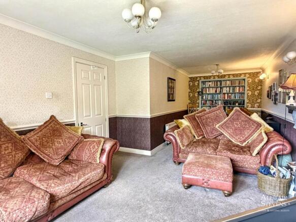 5 bed Detached for sale Image 7