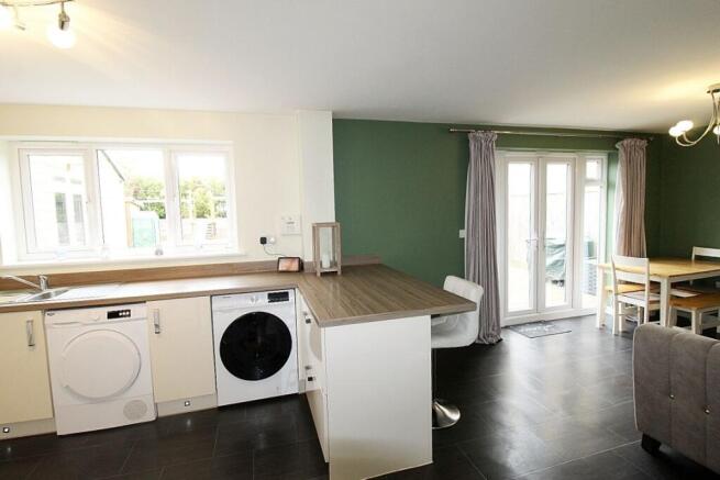 5 bed Detached for sale Image 9