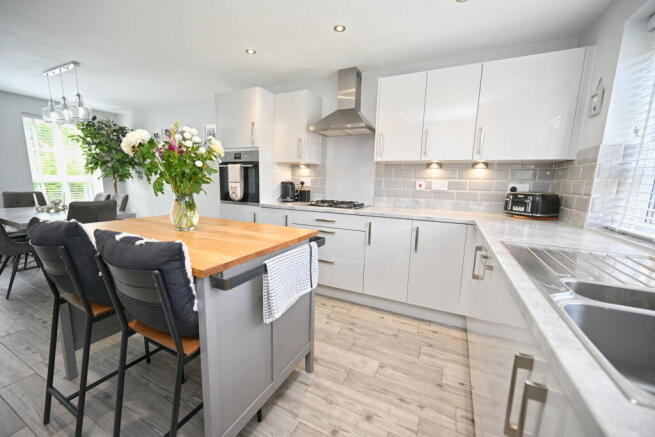 4 bed Detached for sale Image 4