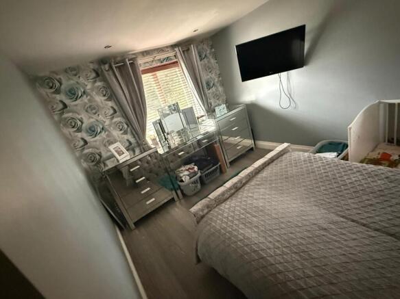 4 bed House for sale Image 11
