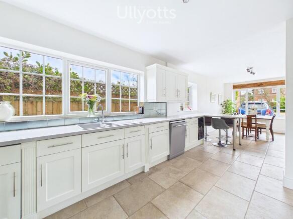 5 bed Detached for sale Image 7