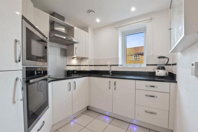 08-f4bbGCMCS - 15 Springhill House - Kitchen - Ori