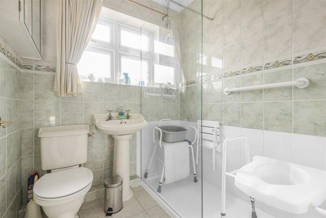 Elmcote Way - Bathroom (2).jpg