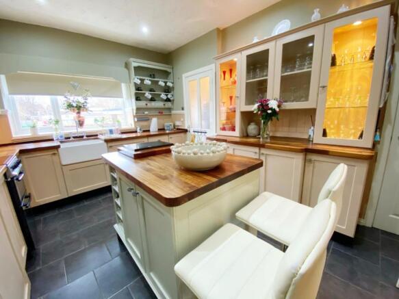 BREAKFASTING KITCHEN