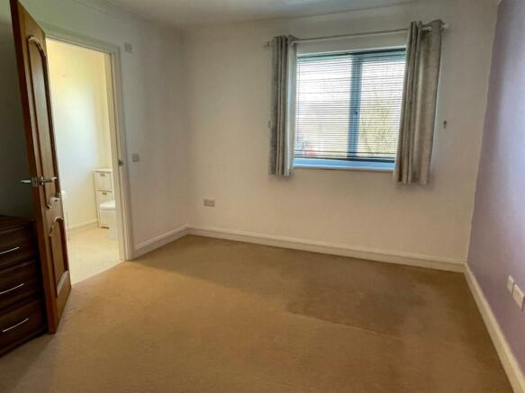 Masterbedroom1.jpg