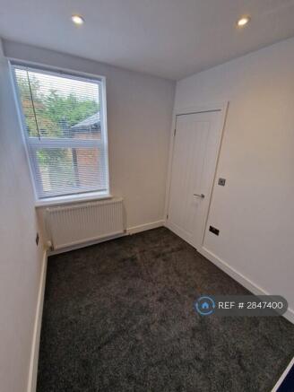 Middle Double Bedroom (2/2)