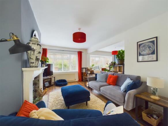 OPEN LOUNGE/DINING AREA