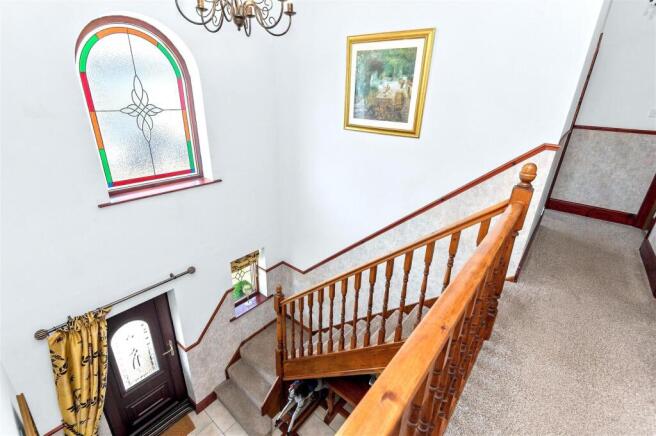 6 bed Detached for sale Image 11