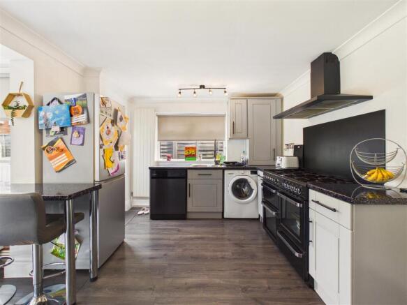 4 bed Semi-Detached for sale Image 5
