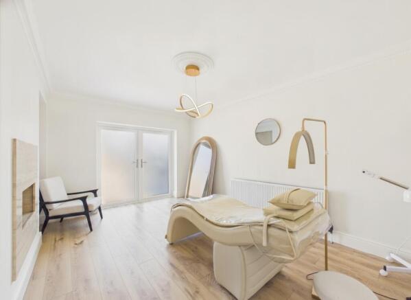 5 bed Detached for sale Image 11
