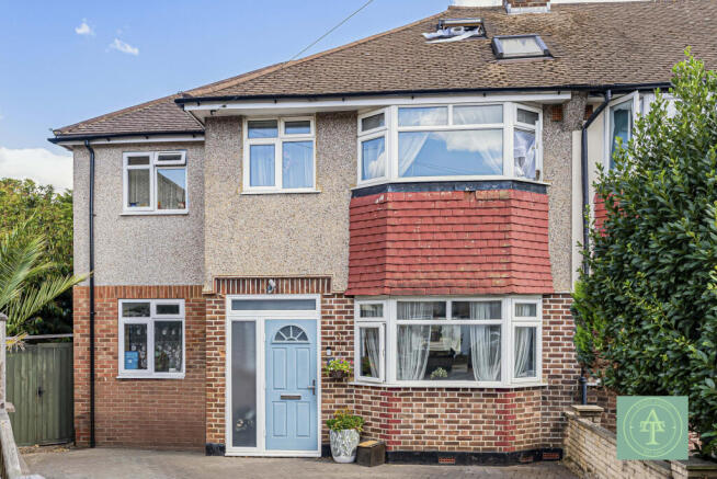 6 Bedroom Semi Detached for Sale