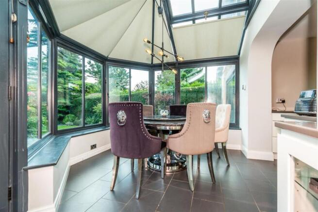 5 bed Detached for sale Image 4