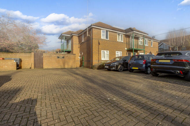 6 Kingfisher House, Dedmere Road, SL7 1PG-9