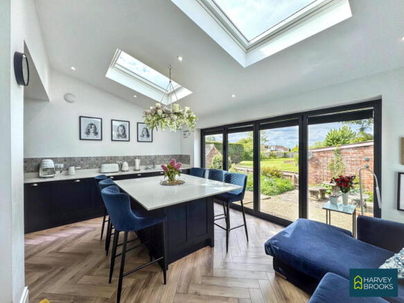 5 bed Detached for sale Image 8