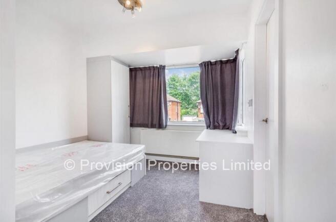 6 bed Semi-Detached to rent Image 5