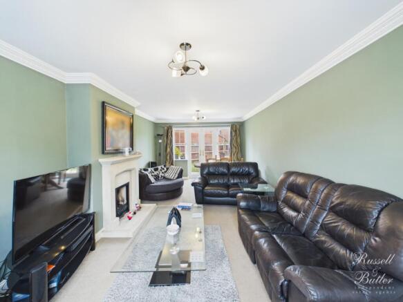 CAM02127G0-PR0383-STILL005