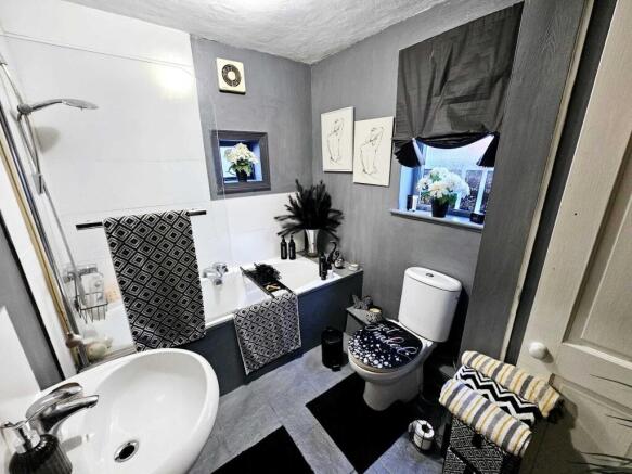 2 bed Flat for sale Image 9